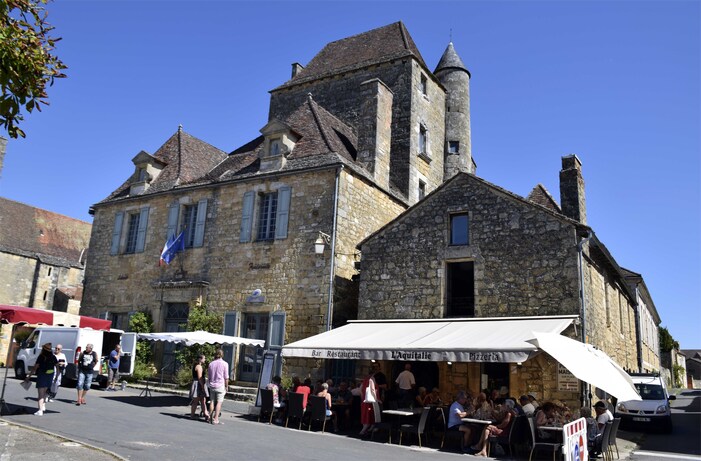 J14 - Périgord - Vallée de la Dordogne - Domme - Place de la Halle et maison du gouverneur