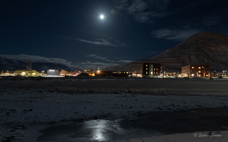 Longyearbyen by (polar) night - suite et fin