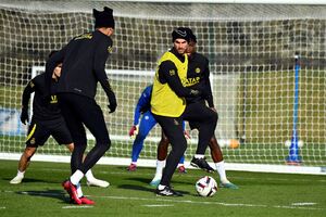 seaon psg training soccer fly acrobatic smiling