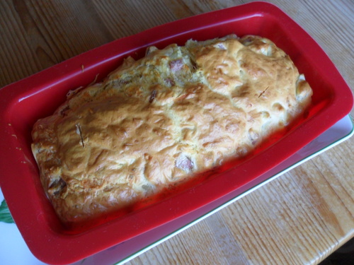 *** Cake au saucisson à l'ail et pommes de terre ***