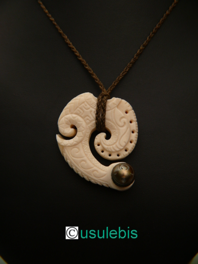 Blog de usulebis :Usulebis ,Artisan créateur de bijoux polynésiens , contact : usulebis@hotmail.fr, Pendentif Vague N°2 serti d'une perle de Tahiti gravée