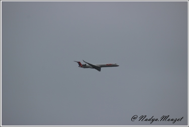 Contrail d'avion et avion