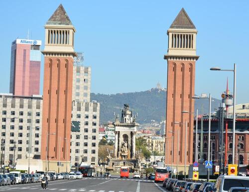 Les tours vénitiennes et la fontaine place d'Espagne à Barcelone