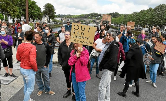 Ce samedi 7 août, 160 personnes ont manifesté contre le passe sanitaire à Châteaulin.