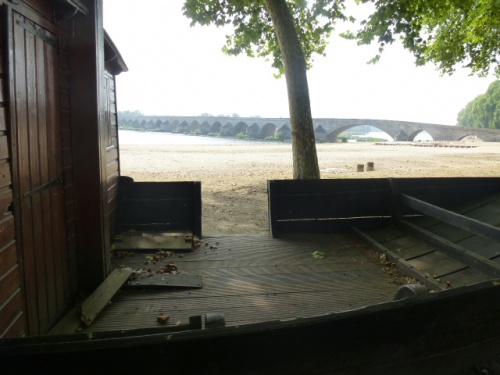 LES BORDS DE LOIRE A BEAUGENCY ET LE PONT .