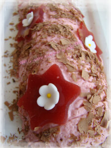 BÛCHE FRAISES,CHOCOLAT NOIR