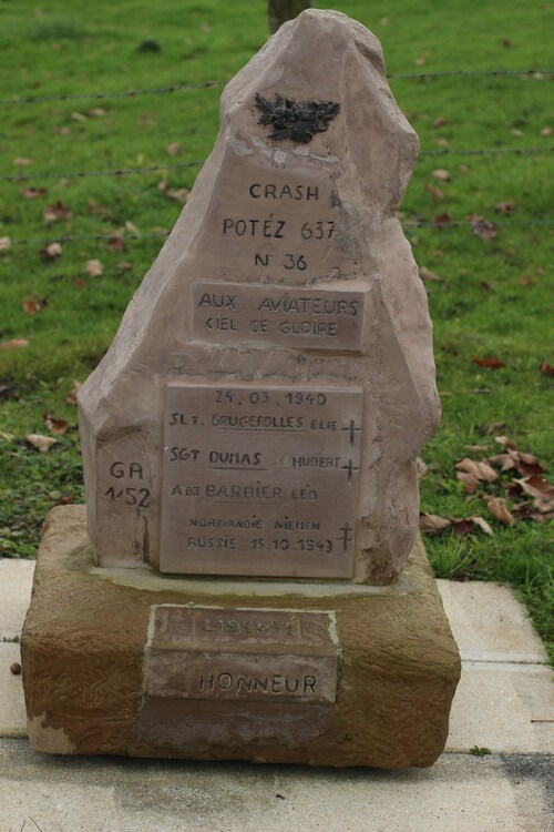 * Stèles en mémoire des victimes de deux crash d’avions à Ormersviller (Moselle) en 1940 et 1943