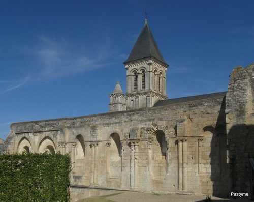 NIEUL sur l'AUTISE....cloître, réfectoire, dortoir...