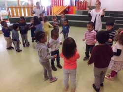 Danse pour les 2 classes de petits