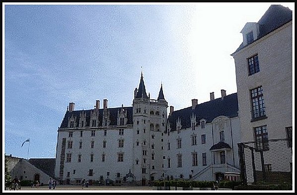 7-chateau-cours-interieur-ca.jpg
