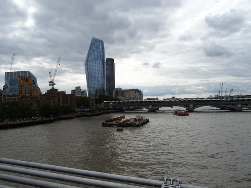 En traversant la Tamise à Londres (photos)