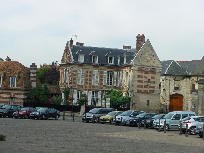 NOYON (60) : les maisons canoniales, l'église Sainte-Marie-Madeleine 