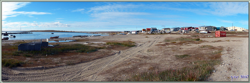 Le ton est donné : écriture syllabique, traîneaux, cabanes mobiles, chiens, fourbi un peu partout .... - Gjoa Haven - King William Island - Nunavut - Canada