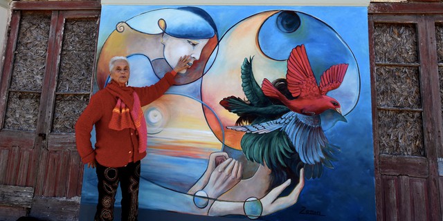 Léo Arti devant une de ses fresques à Veinticinco de Agosto, en Uruguay.