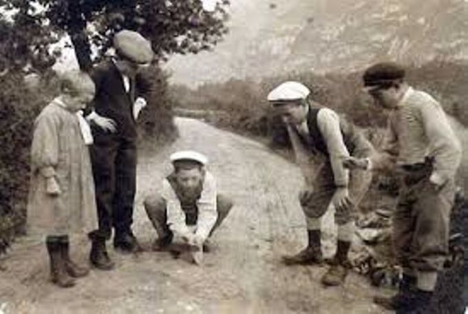 Jeunes campagnards jouant aux billes (photographie ancienne). 