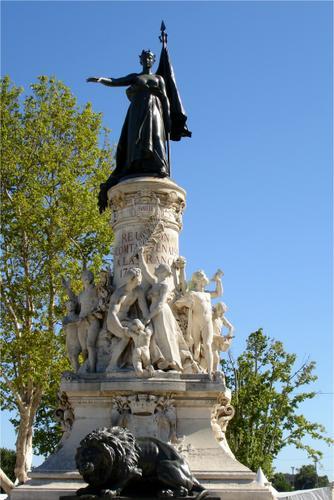 monument avignon face