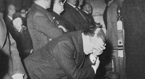 Messe anniversaire pour les victimes du 6 Février 1934 : le colonel de La Rocque dans une attitude de recueillement  (1937)