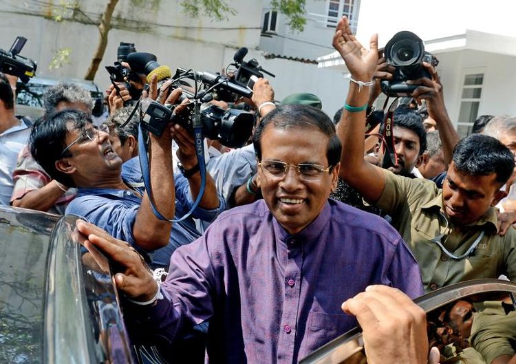 Le nouveau président élu du Sri-Lanka  Maithripala Sirisena quitte ses bureaux applaudi par ses partisans à Colombo, le 9 janvier 2015