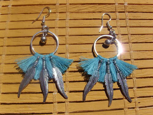 Boucles d'oreilles country pompons turquoises