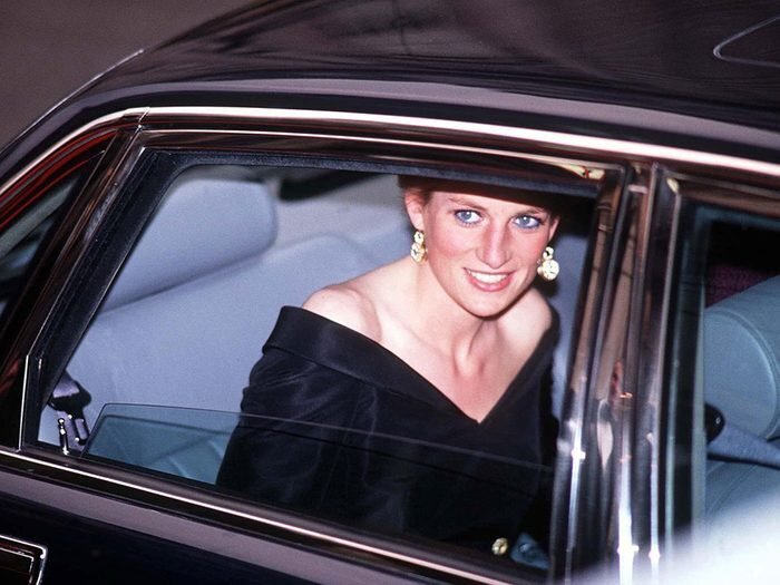 Les théories du complot qui circulent toujours au sujet de la mort de la Princesse Diana.