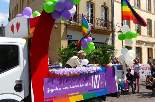 Gay pride dans les rues commerçantes de Metz
