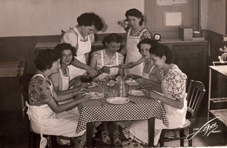 Zette à l'école ménagère itinérante