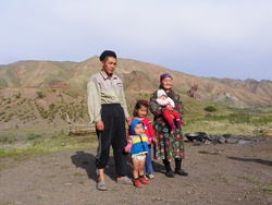 Famille à l'entrée de la gorge de Karakache