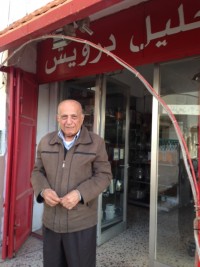 Khalil Darwish devant son magasin Khalil Darwish devant son magasin