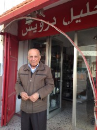 Khalil Darwish devant son magasin