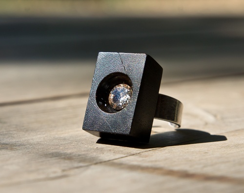 bague en ébène et zircon