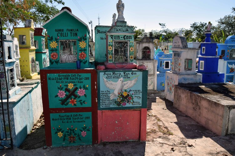 Hoxtun- Les tombes colorées du cimetière