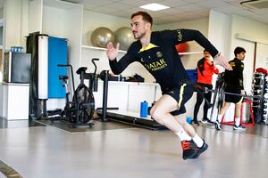 seaon psg training soccer fly acrobatic smiling