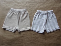 2 shorts en éponge en taille 6 mois