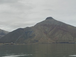 La montagne (939m) et la ville de Pyramiden au fond du Billefjord