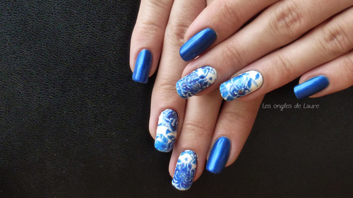 Nail art fleur bleue en waterdecal
