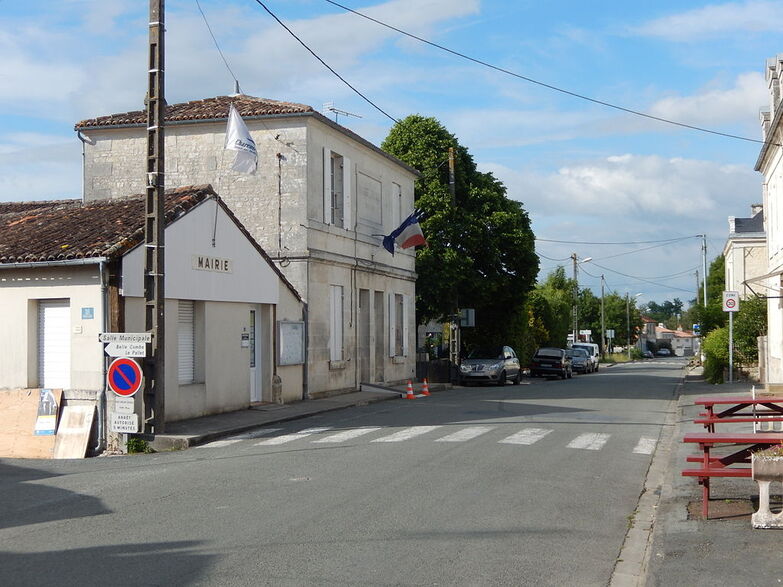 La rue de l'hÃ´tel de ville, avec sur la gauche la mairie.