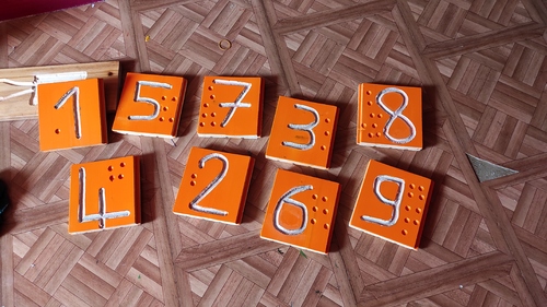 table des cents, chiffre rugueux, pegdolls alphabet, boîte à jeux pour la cour de récréation. 