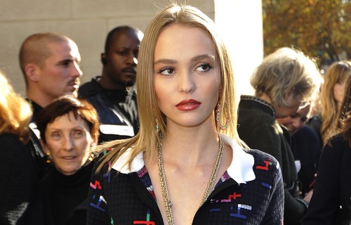 Lily-Rose Depp sort du silence et répond aux trolls qui l’insultent