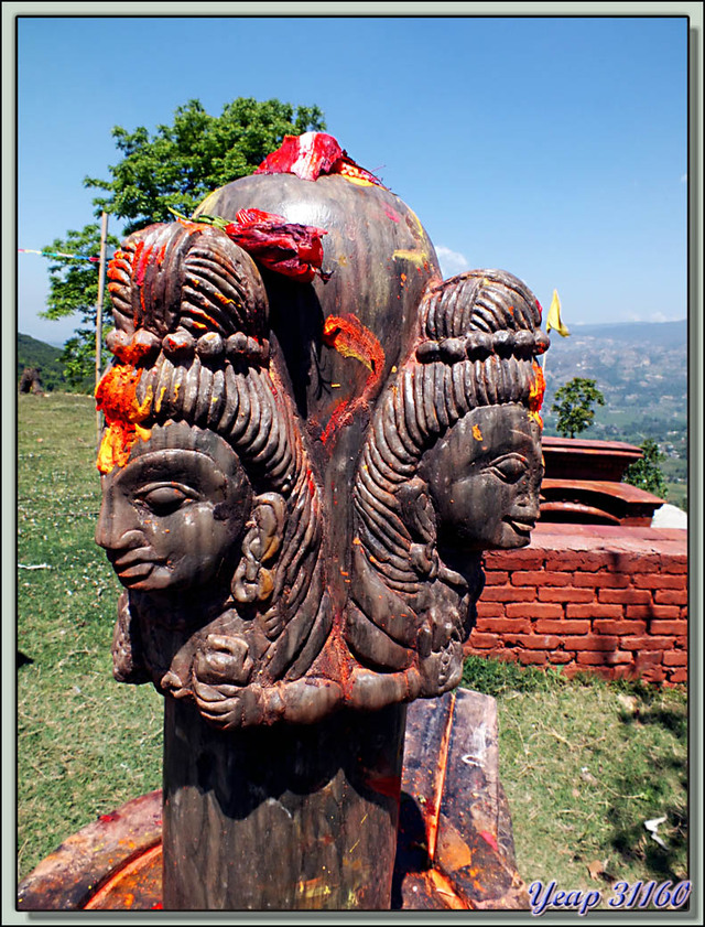 Blog de images-du-pays-des-ours : Images du Pays des Ours (et d'ailleurs ...), Traversée des collines entre Nagarkot et Katmandou:  Petit Temple Hindou - Népal