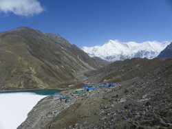 Vue sur le village de Gokyo (4790m), le lac Dudh Pokhari (4750m), le Gokyo Ri (5357m) et le Cho Oyu (8153m) au fond