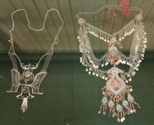 Le musée des arts appliqués de Tashkent : calottes, colliers et manteaux