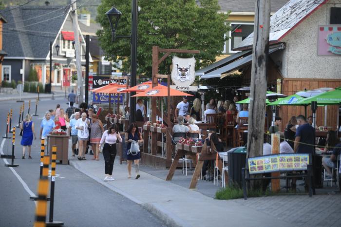Les Touristes Débarquent Dans Les Laurentides -