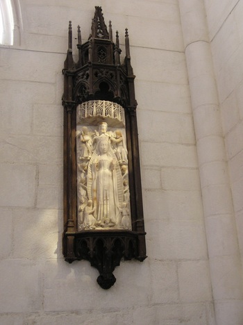 Les statues de l'église de Quelven.