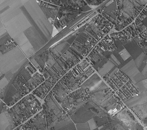 Wavrin - Centre-ville en 1964, Place de la République à la Place Pasteur avec l'Église Saint-Martin par la Rue Achile Pinteaux (remonterletemps.ign.fr)