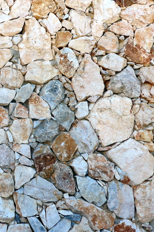 Des pierres qui décorent un mur 