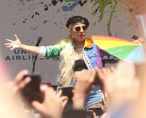 Lady Gaga en total look arc-en-ciel fait une apparition surprise à la Gay Pride de New York