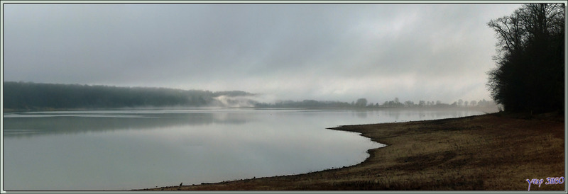 Panorama sur le Lac de Puydarrieux avec de la brume matinale - Hautes-Pyrénées