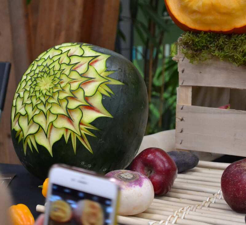 Sculpture sur fruits.