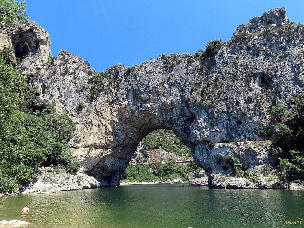 CLIQUES SUR LA PHOTO  le Pont d'Arc  en Ardèche 