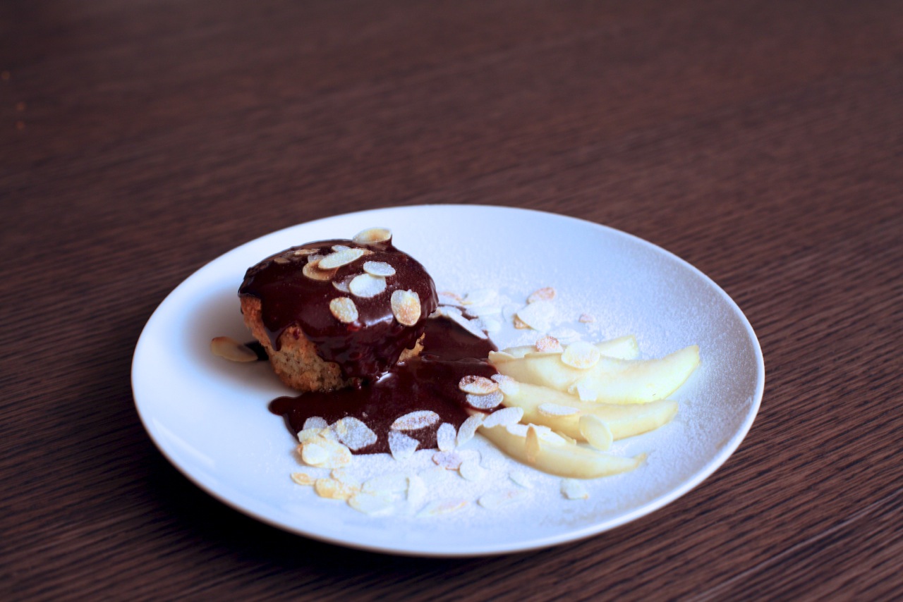 Petit Gateau Poire Canelle Et Sa Sauce Chocolat Orange La